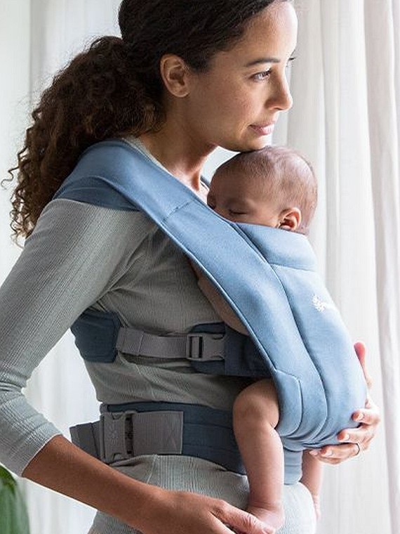 Ergobaby Embrace – miękkie i kompaktowe nosidełko od urodzenia