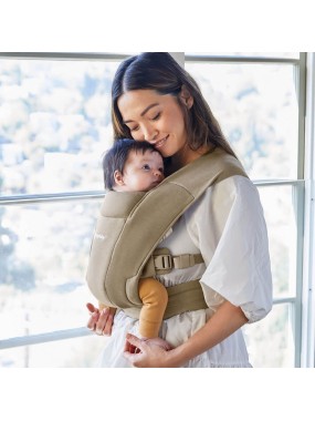 Ergobaby Embrace – miękkie i kompaktowe nosidełko od urodzenia