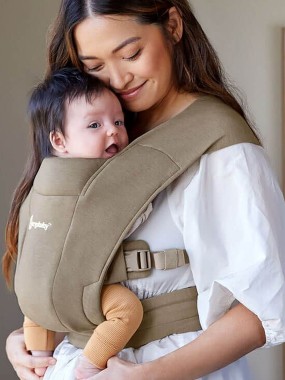 Ergobaby Embrace – miękkie i kompaktowe nosidełko od urodzenia