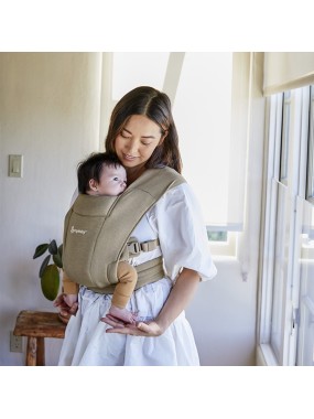 Ergobaby Embrace – miękkie i kompaktowe nosidełko od urodzenia